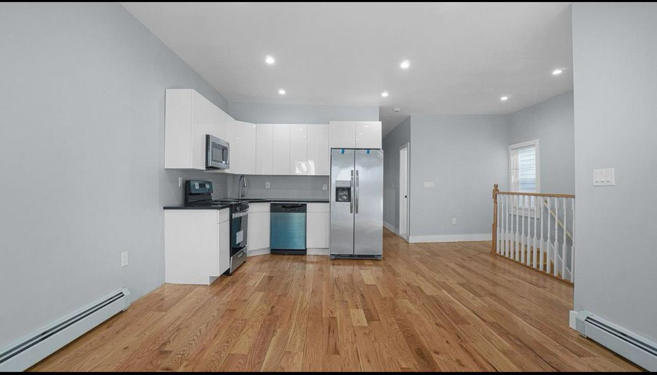 Rental Property at Hearshal St, Bronx, New York - Bedrooms: 4 
Bathrooms: 2 
Rooms: 7  - $3,400 MO.