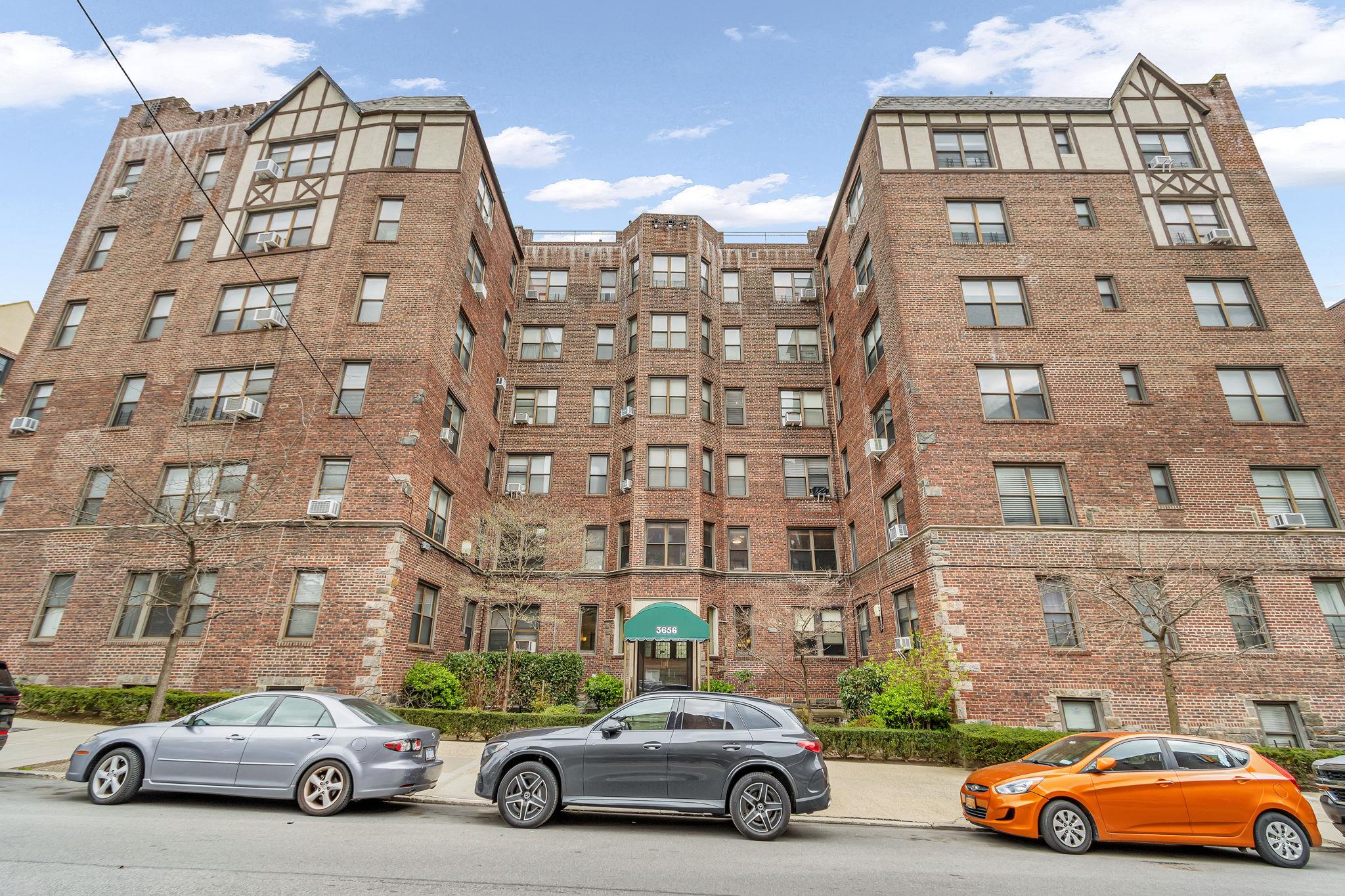 Property for Sale at Johnson Avenue 2E, Bronx, New York - Bedrooms: 2 
Bathrooms: 1 
Rooms: 5  - $335,000