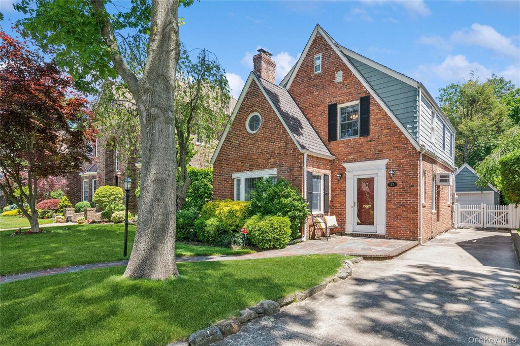 Photo of 17 Kensington Road, Garden City, NY 11530 (MLS # 998178)