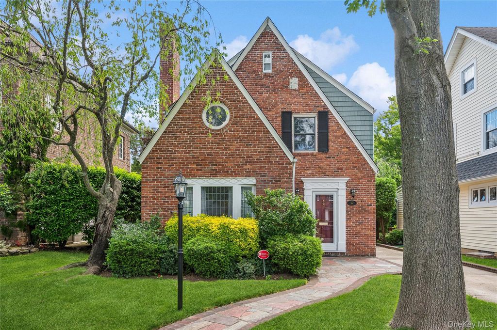 Photo of 17 Kensington Road, Garden City, NY 11530 (MLS # 998178)