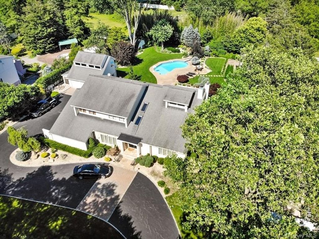 Photo of 45 Westcliff Drive, Dix Hills, NY 11746 (MLS # 922940)