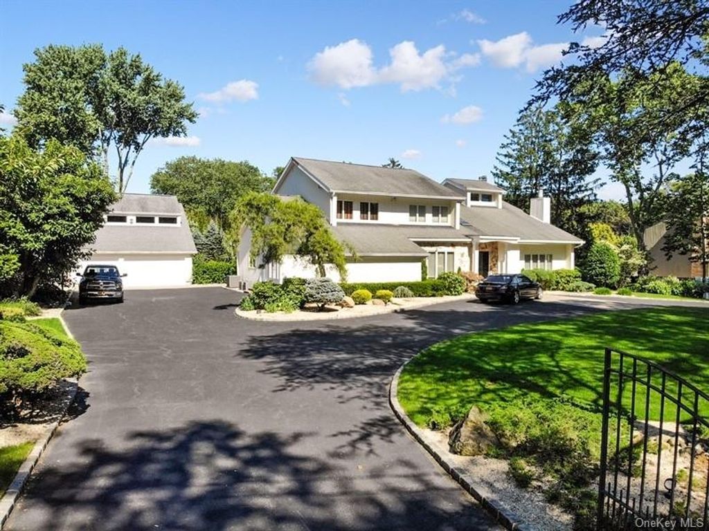 Photo of 45 Westcliff Drive, Dix Hills, NY 11746 (MLS # 922940)