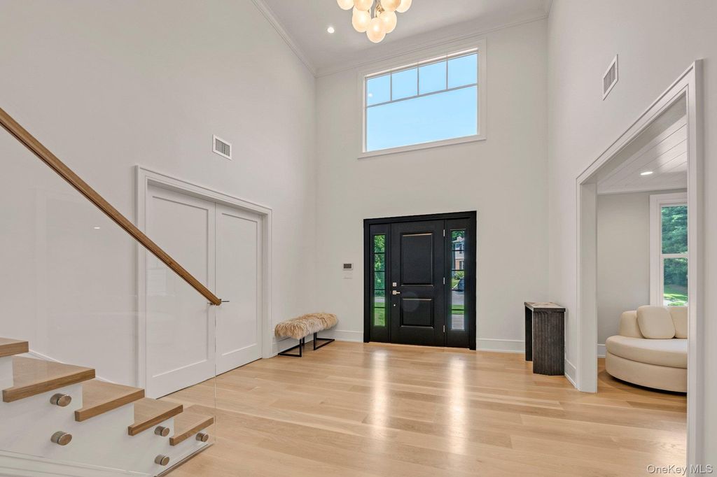 Photo of 40 Hewlett Lane, Port Washington, NY 11050 (MLS # 910088)