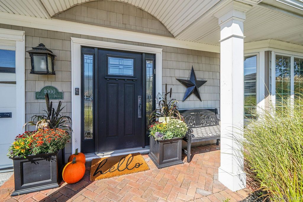 Photo of 4000 Greentree Drive, Oceanside, NY 11572 (MLS # 920633)