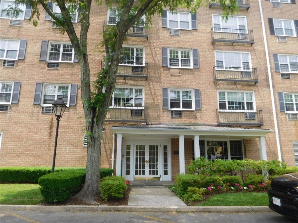 Rental Property at Consulate Drive 2-J, Tuckahoe, New York - Bedrooms: 1 
Bathrooms: 1  - $2,600 MO.