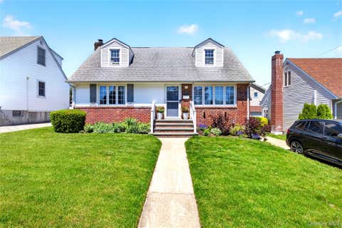 Homes For Sale - 288 Arlington Street<br/> Mineola, NY 11501