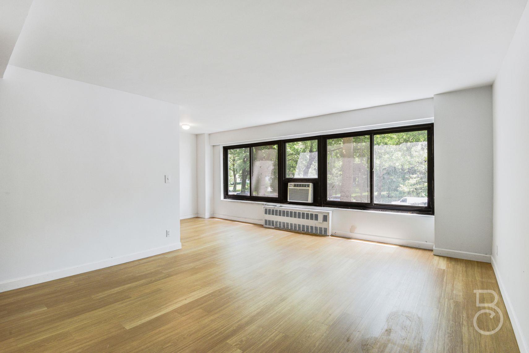 21st Street 2D, Astoria, Queens, NY - 3 Bedrooms  
2 Bathrooms  
7 Rooms - 