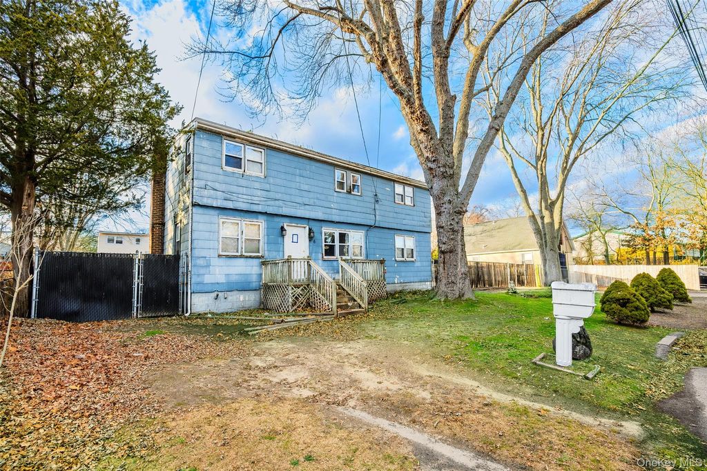 Photo of 6 Sportsman Court, Shirley, NY 11967 (MLS # 943176)