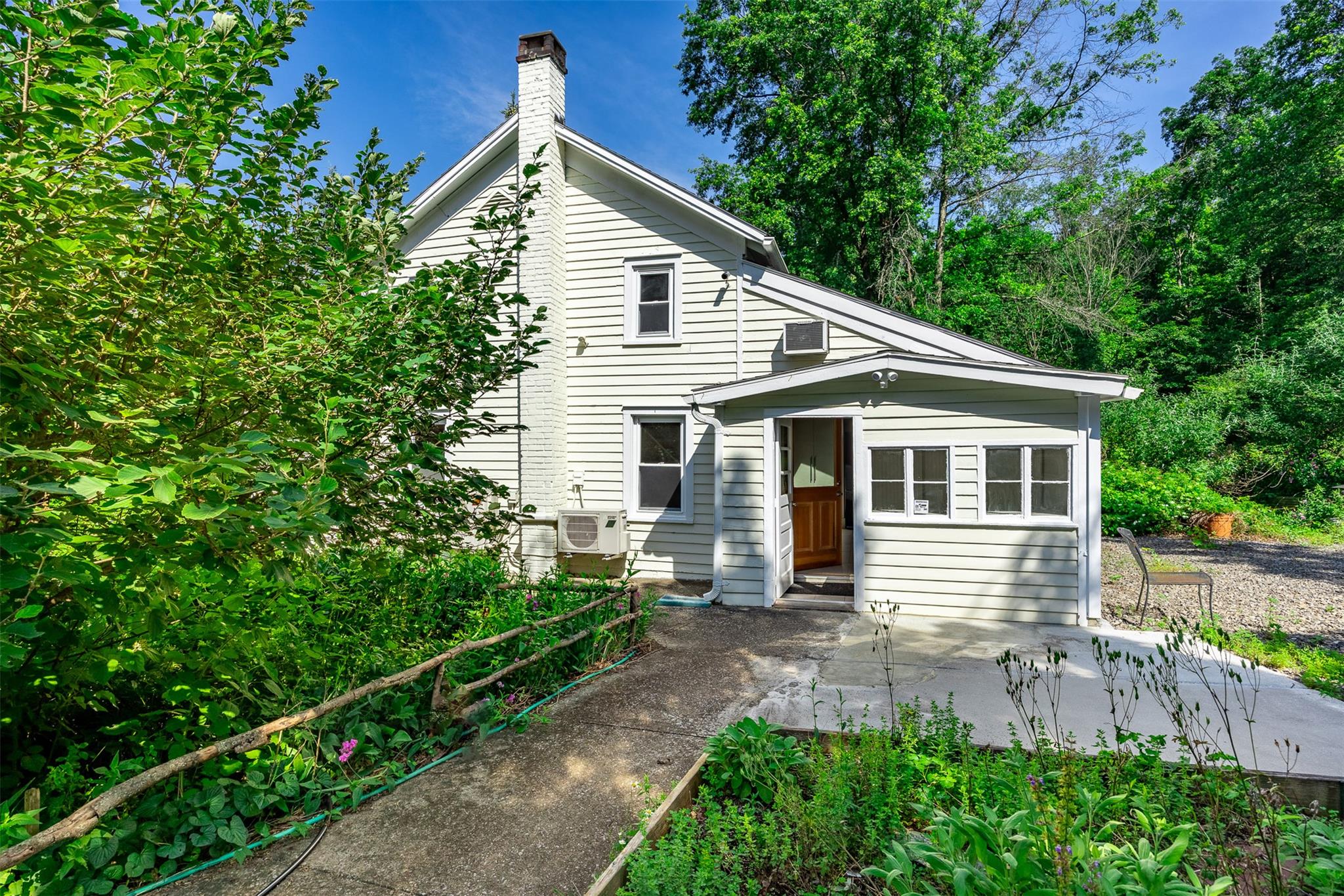 New Paltz, New York 12561, United States, 3 Bedrooms Bedrooms, ,2 BathroomsBathrooms,Residential,Active,159599
