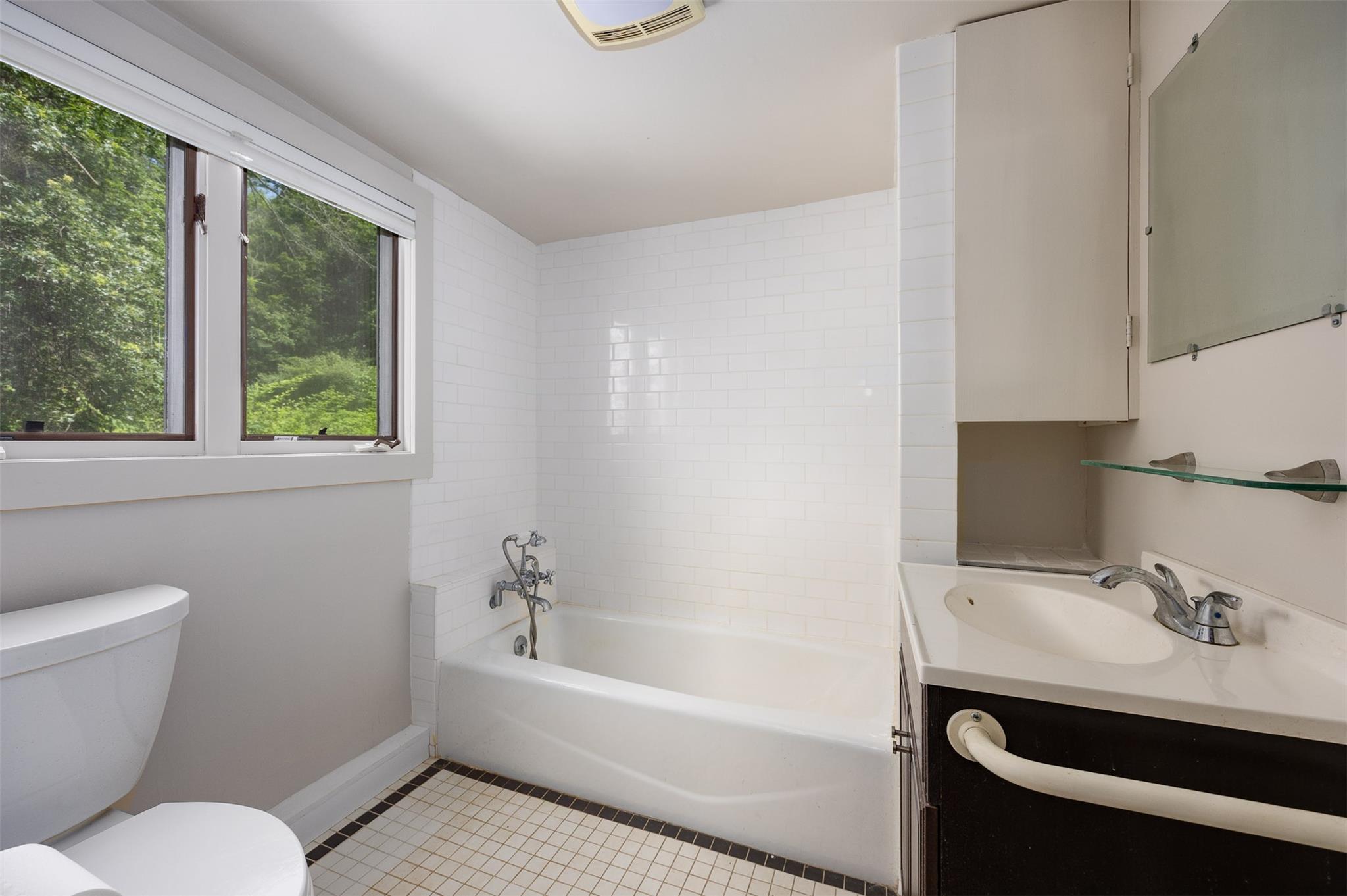 New Paltz, New York 12561, United States, 3 Bedrooms Bedrooms, ,2 BathroomsBathrooms,Residential,Active,159599