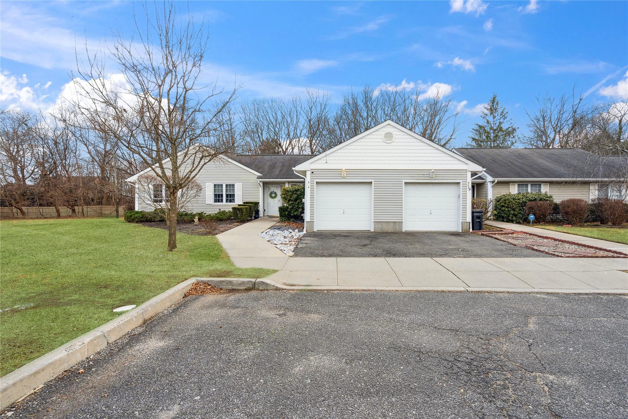 304 Peconic Ct #304, Melville, New York image 1