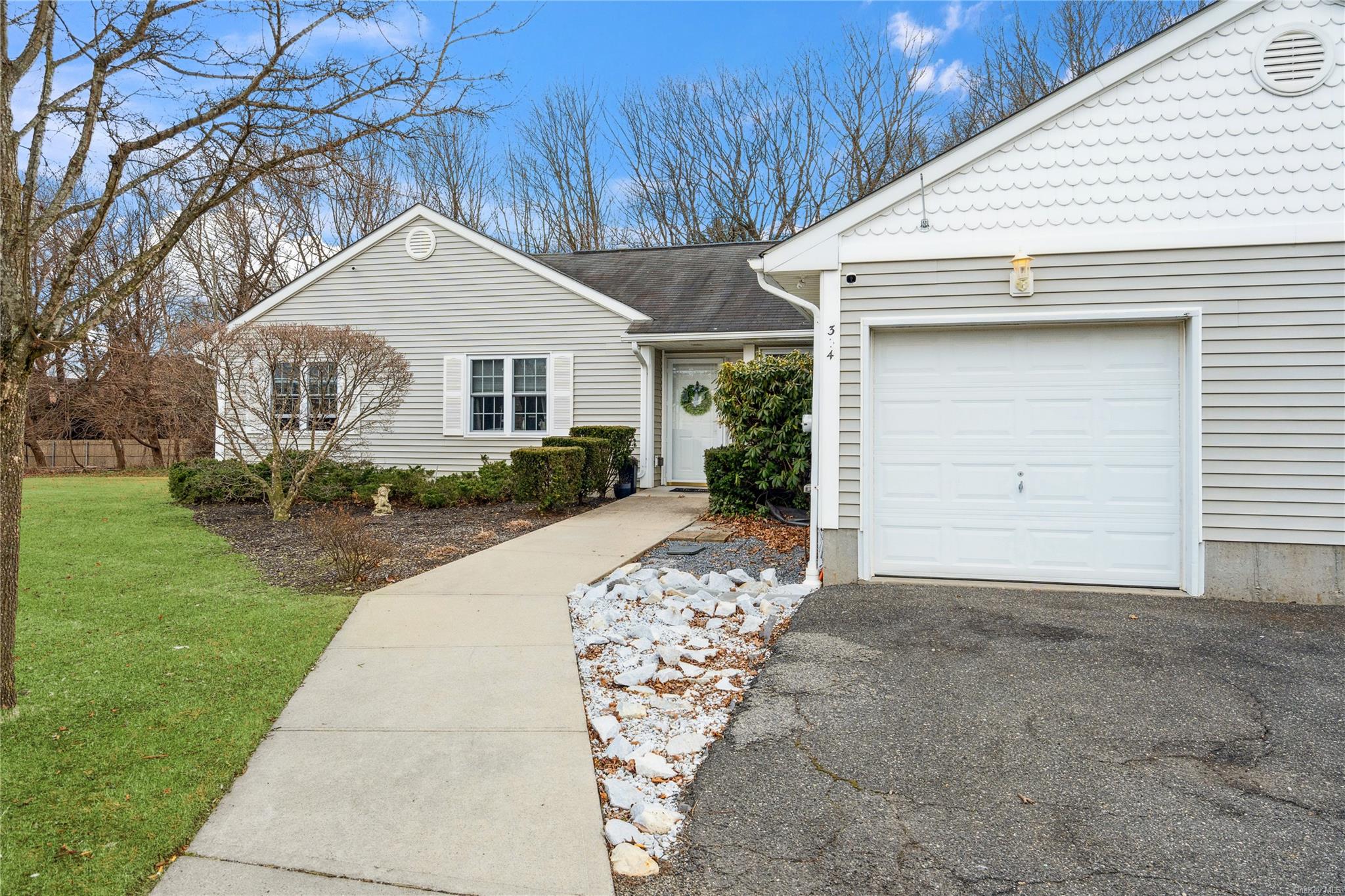 304 Peconic Ct #304, Melville, New York image 2