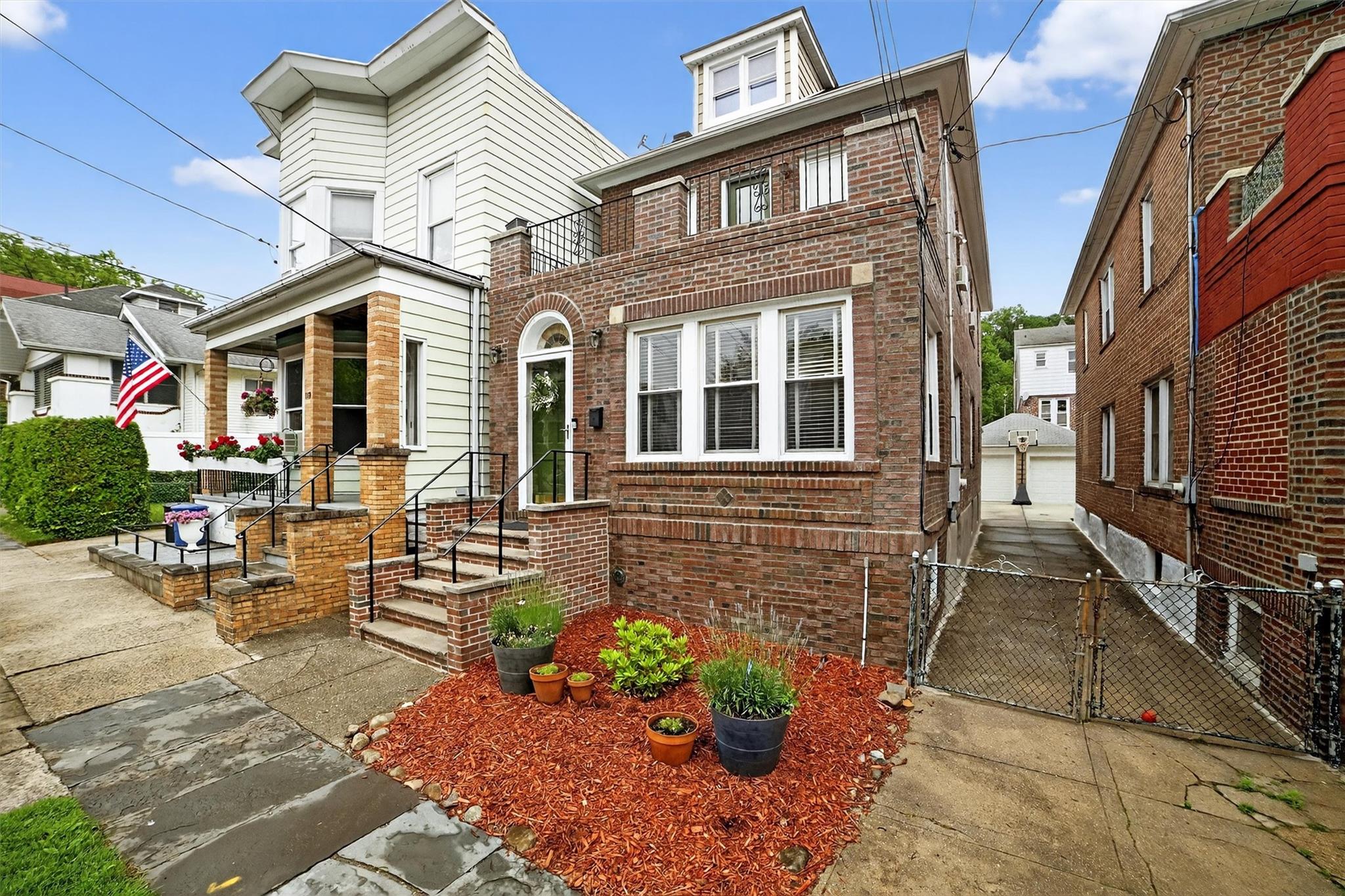 Property for Sale at E 238th Street, Bronx, New York - Bedrooms: 3 
Bathrooms: 2.5 
Rooms: 12  - $769,000