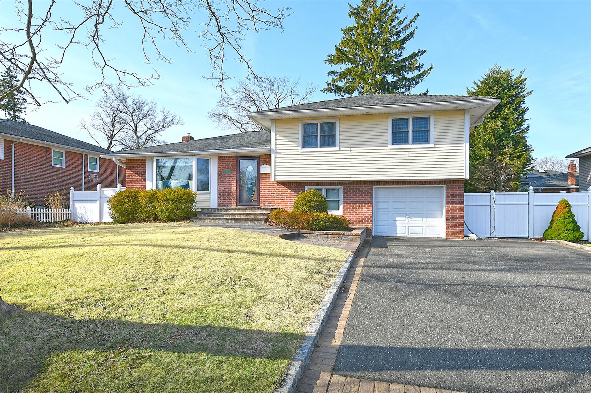 54 Cawfield Lane, Melville, New York image 2