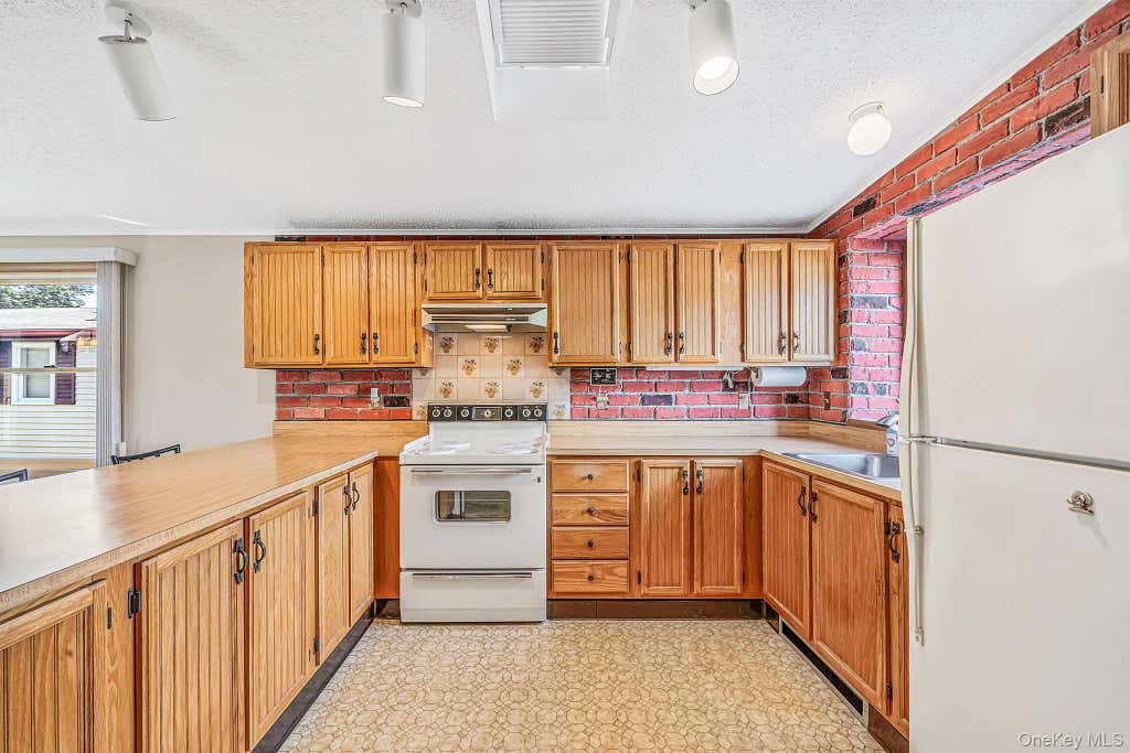 Photo of 17 Dogwood Lane, Manorville, NY 11949 (MLS # 1044125)