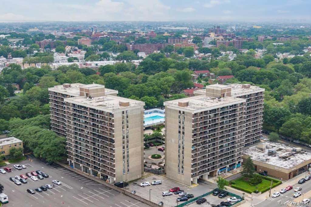 Photo of 150-38 Union Turnpike #4 L, Flushing, NY 11367 (MLS # 1039069)