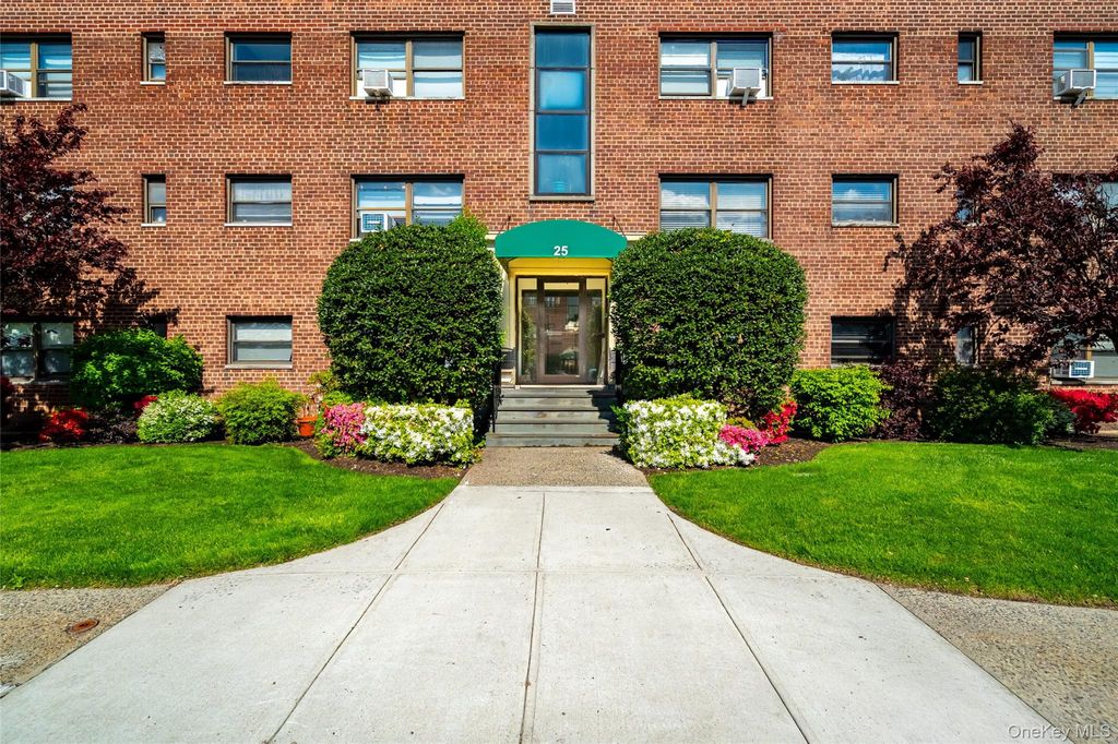 Photo of 25 Shady Glen Court #2C, New Rochelle, NY 10805 (MLS # 998273)
