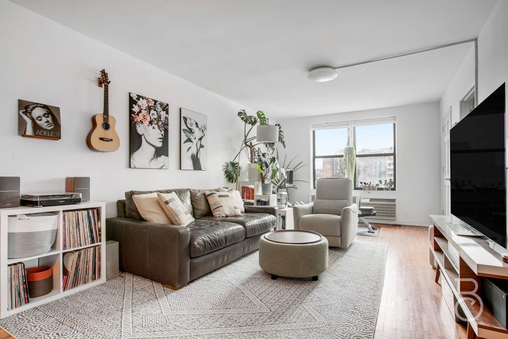 Property for Sale at Queens Boulevard 3N, Forest Hills, Queens, NY - Bedrooms: 3 
Bathrooms: 2 
Rooms: 6  - $800,000