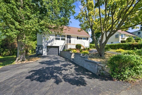 Homes For Sale - 724 Locksley Road<br/> Westchester County, Yorktown Heights, NY 10598