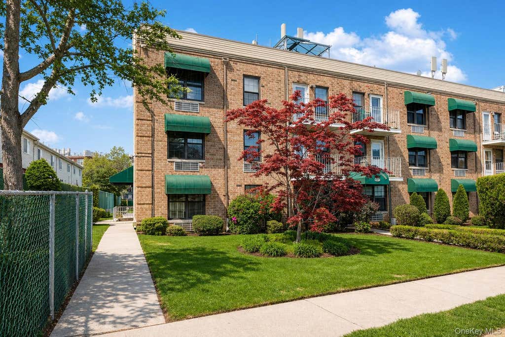Photo of 490 Clove Road, Staten Island, NY 10310 (MLS # 1014726)