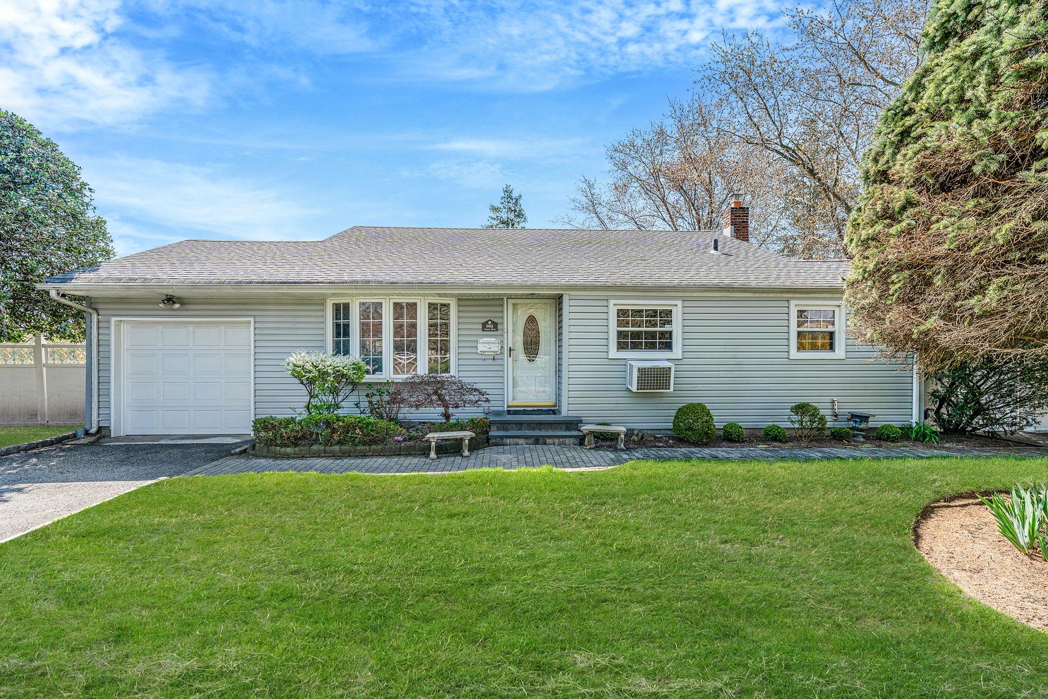982 Union Boulevard, Bay Shore, New York image 1