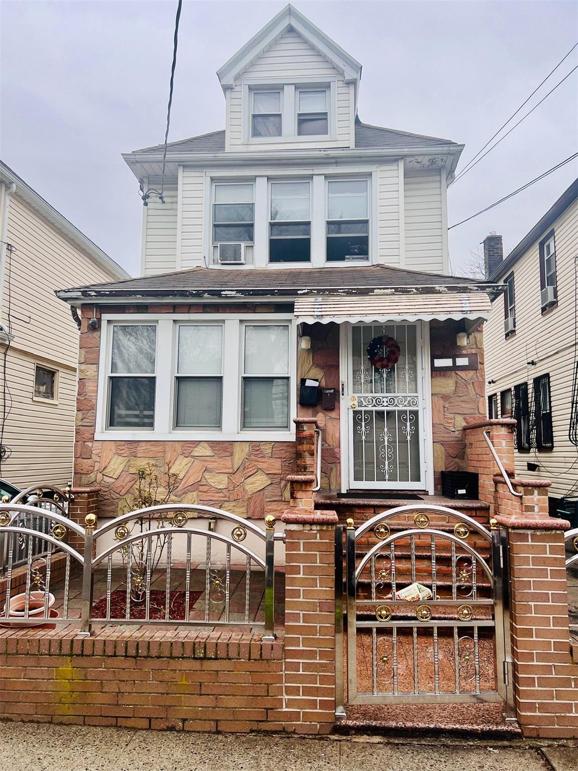 Rental Property at Linden Boulevard 1st Floor, Jamaica, Queens, NY - Bedrooms: 2 
Bathrooms: 1 
Rooms: 3  - $3,000 MO.