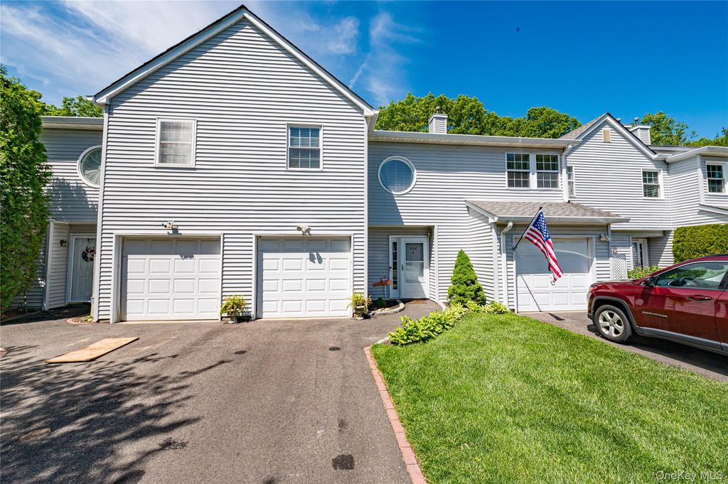 Photo of 806 Sara Circle, Port Jefferson Station, NY 11776 (MLS # 1005444)