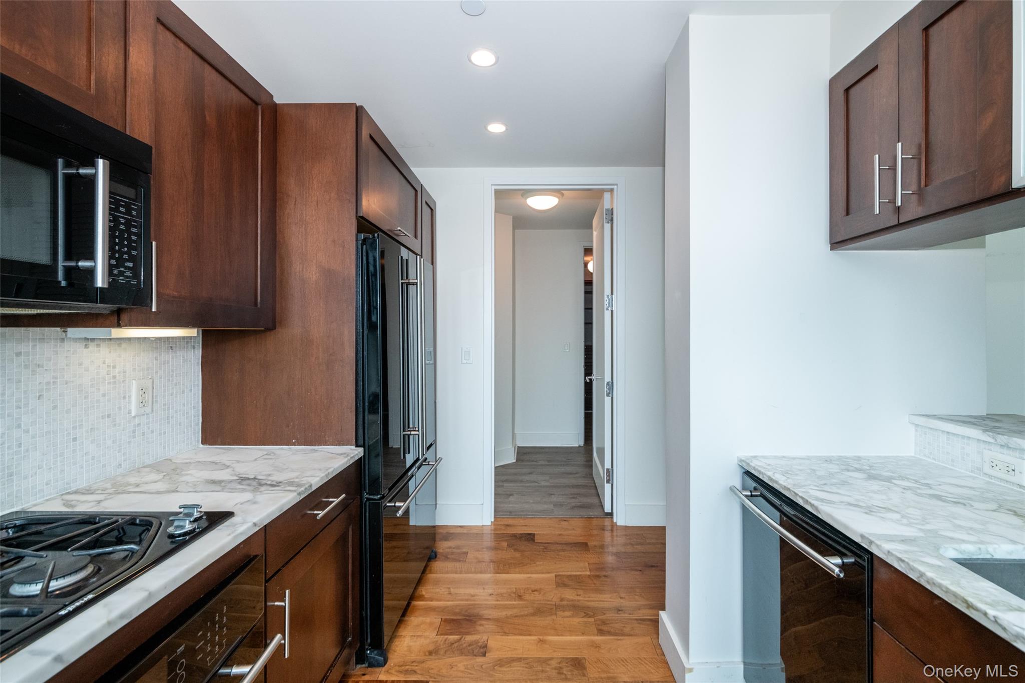 175 Huguenot Street PH204