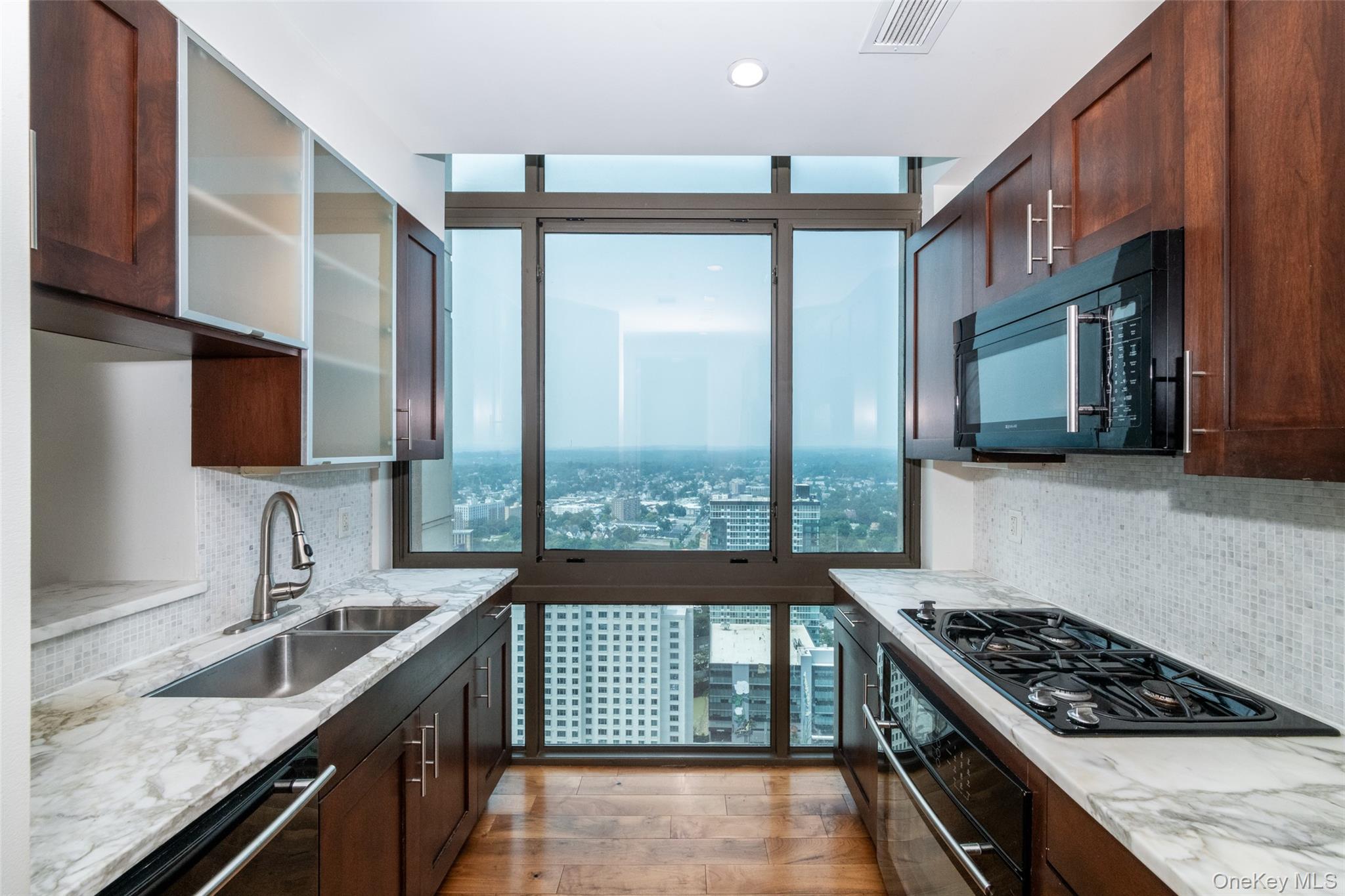 175 Huguenot Street PH204