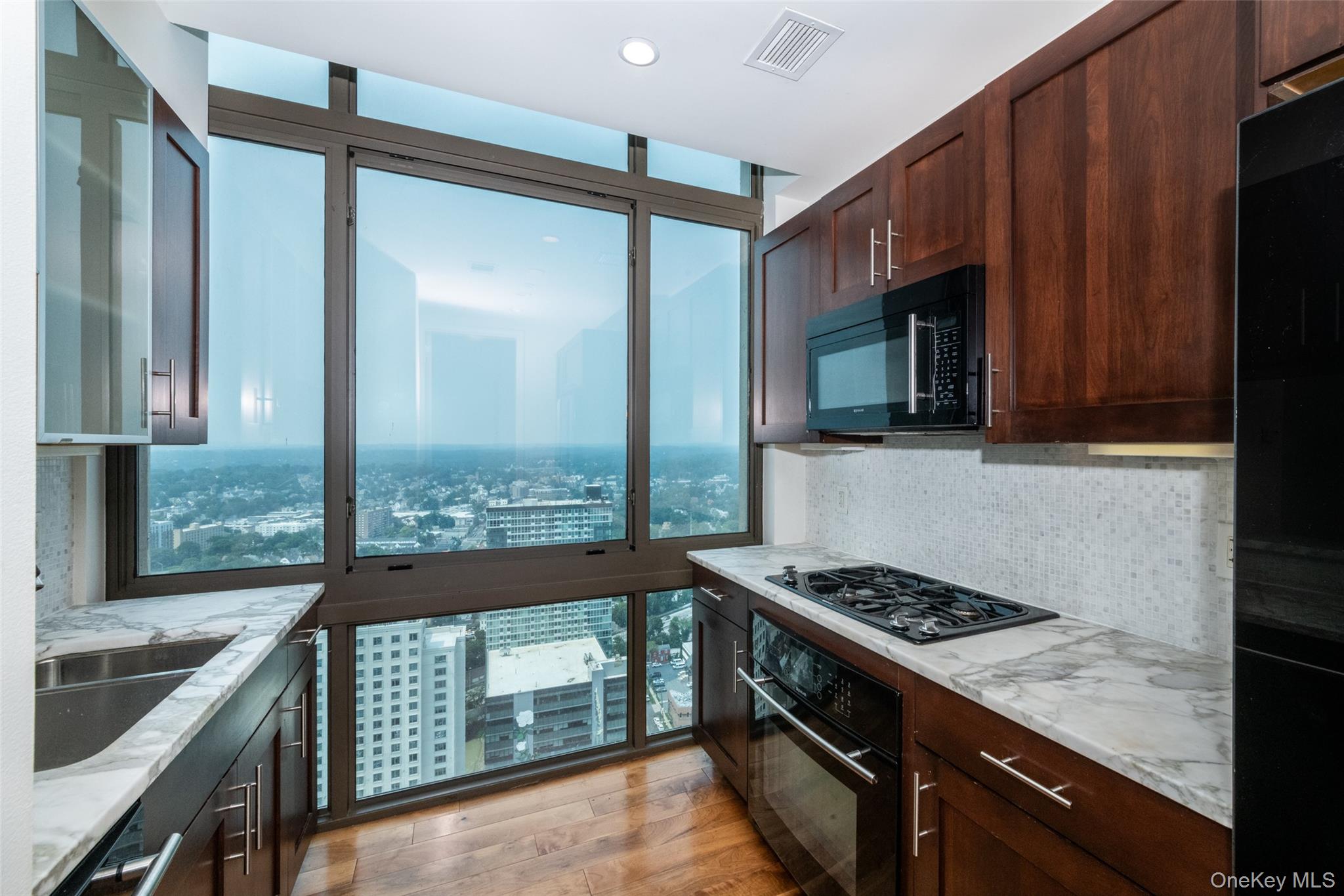 175 Huguenot Street PH204