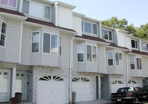 Photo of 16 Linda Lane Ln, Staten Island, NY 10312 (MLS # 924164)