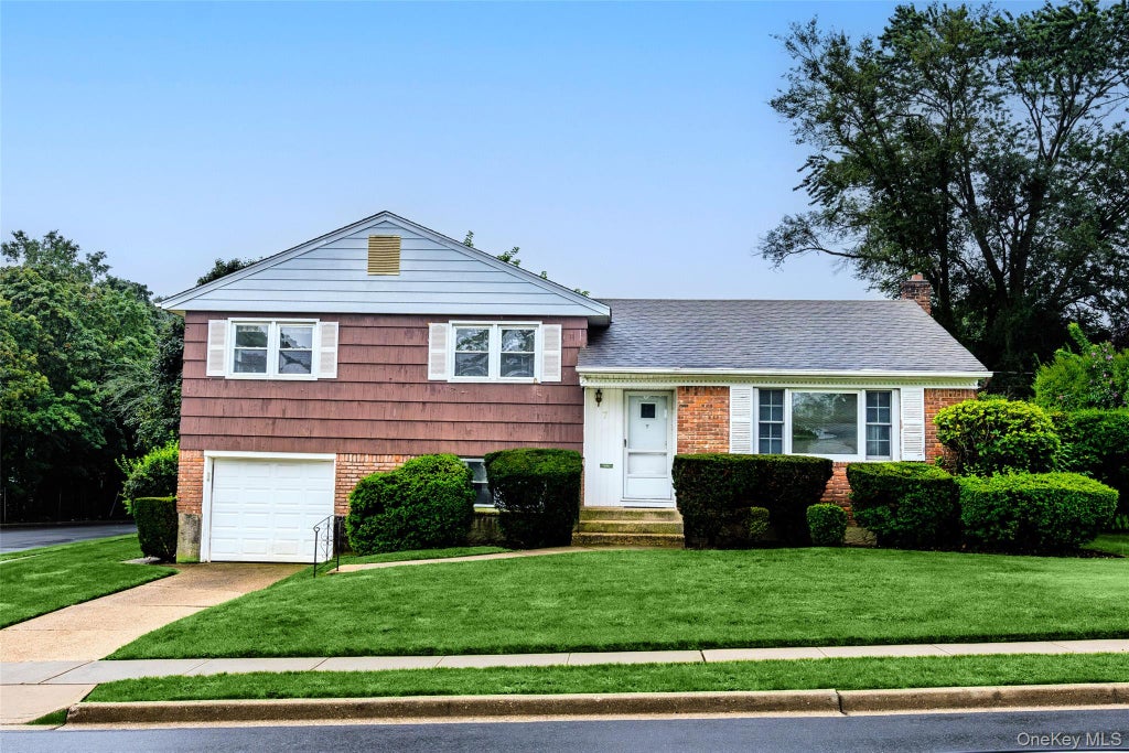 Photo of 7 Barby Lane, Plainview, NY 11803 (MLS # 1048093)