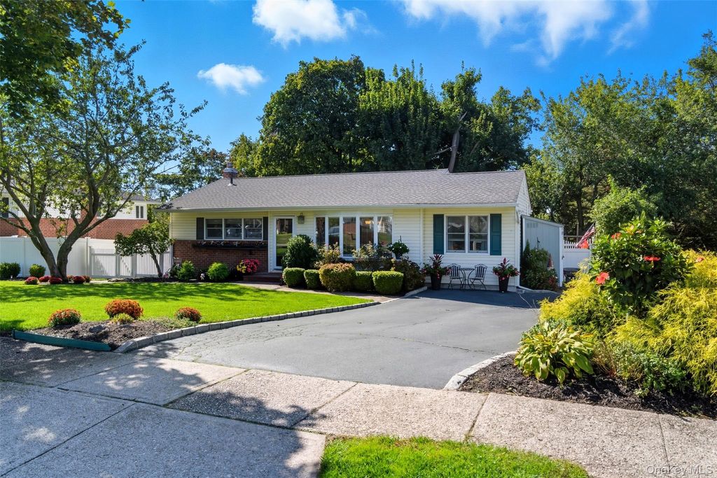 Photo of 12 Putnam Court, Commack, NY 11725 (MLS # 922535)