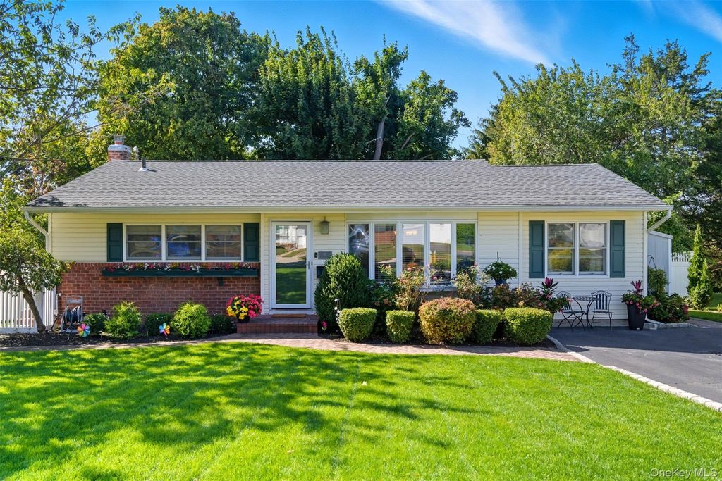 Photo of 12 Putnam Court, Commack, NY 11725 (MLS # 922535)