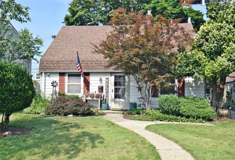 Homes For Sale - 48 Barnyard Lane<br/> Levittown, NY 11756