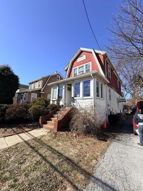 Homes For Sale - 234 Cochran Place<br/> Valley Stream, NY 11581