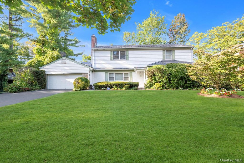 Photo of 36 Somerset Drive S, Great Neck, NY 11020 (MLS # 911770)