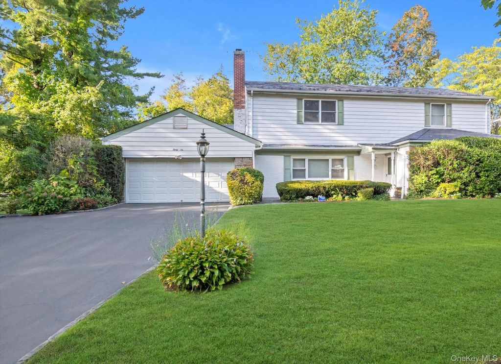 Photo of 36 Somerset Drive S, Great Neck, NY 11020 (MLS # 911770)