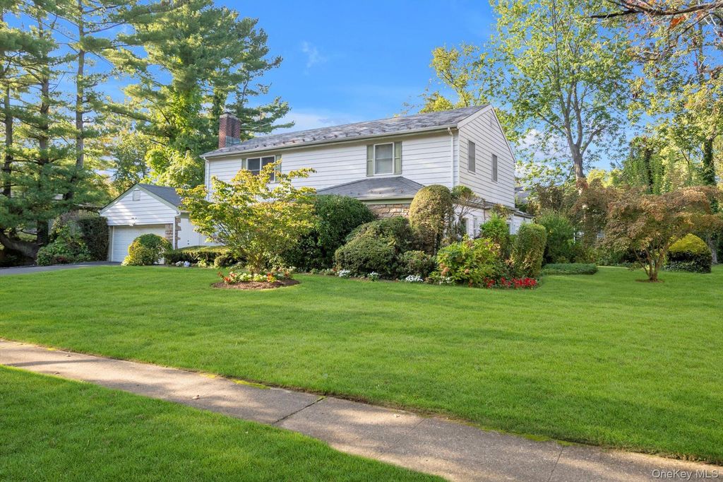 Photo of 36 Somerset Drive S, Great Neck, NY 11020 (MLS # 911770)