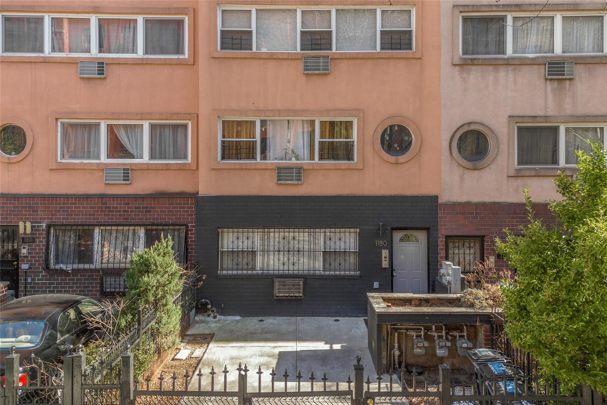 Sherman Avenue, Bronx, New York - 8 Bedrooms  
4 Bathrooms - 