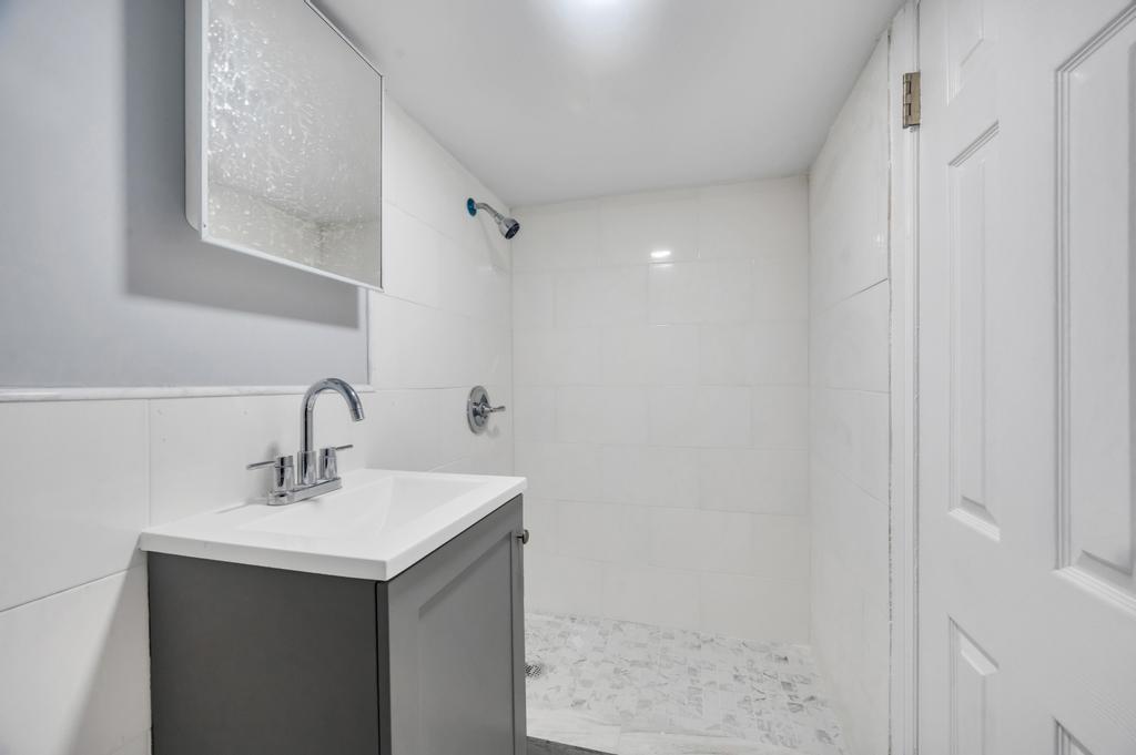 45 Jefferson Avenue, Lynbrook, New York image 32