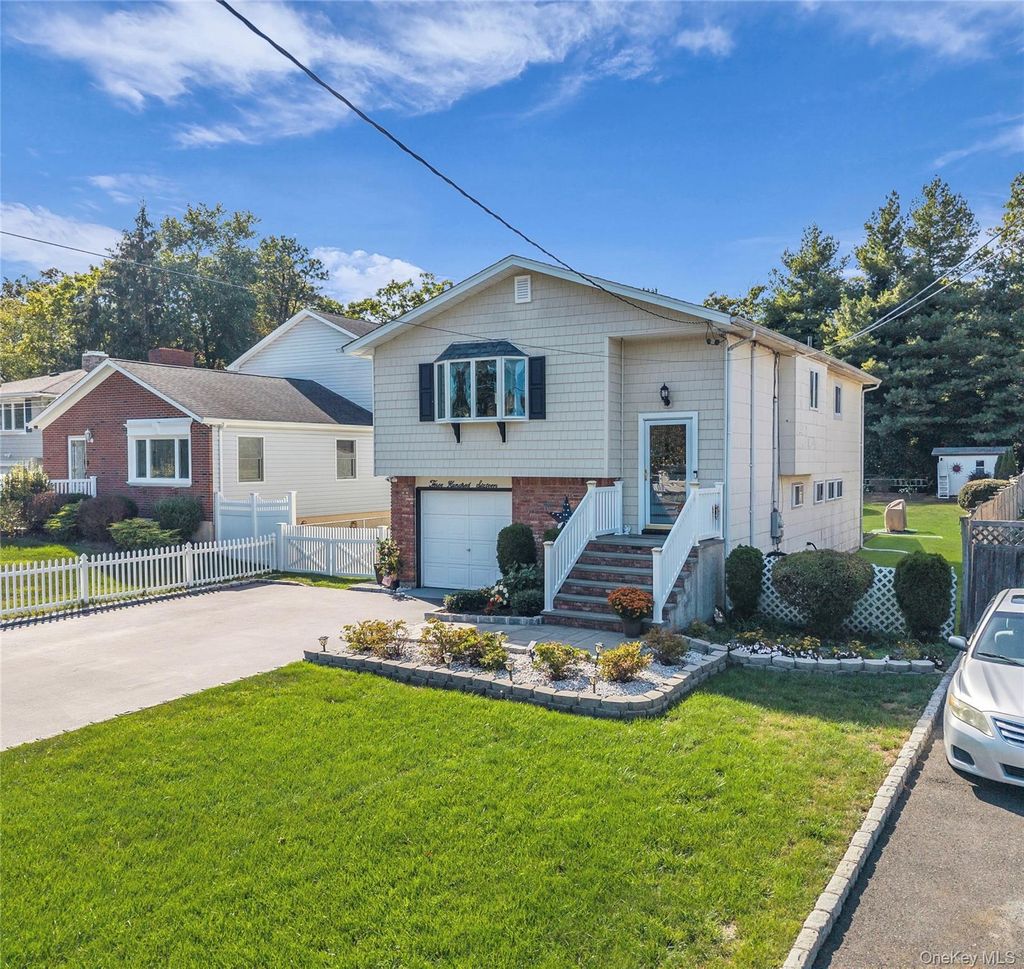Photo of 316 Vanderbilt Boulevard, Oakdale, NY 11769 (MLS # 922129)