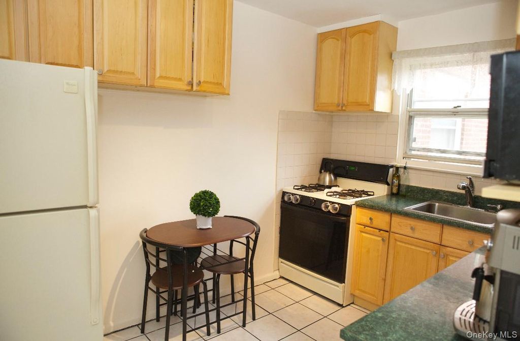 Photo of 73-27 263 Street #GV87, Glen Oaks, NY 11004 (MLS # 974874)