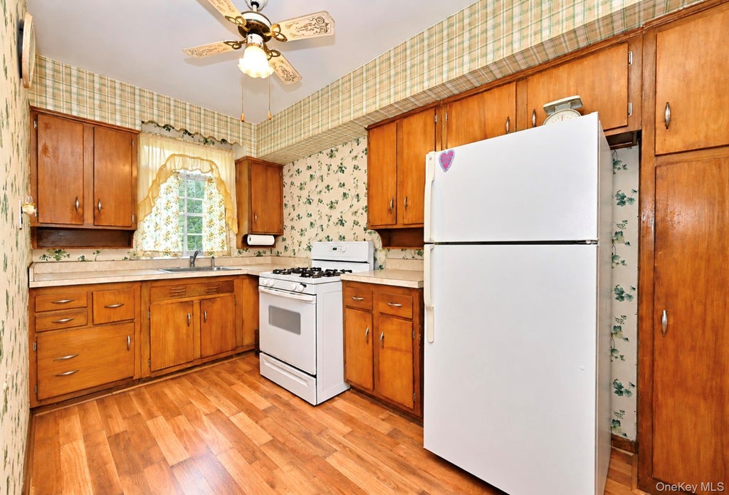 Photo of 195-15 Station Road, Flushing, NY 11358 (MLS # 1057570)