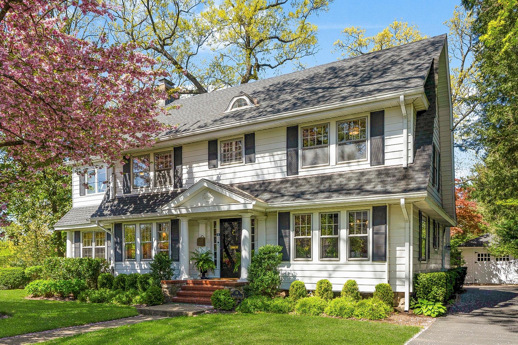 Benedict Place, Pelham, New York - 4 Bedrooms  
4 Bathrooms  
10 Rooms - 