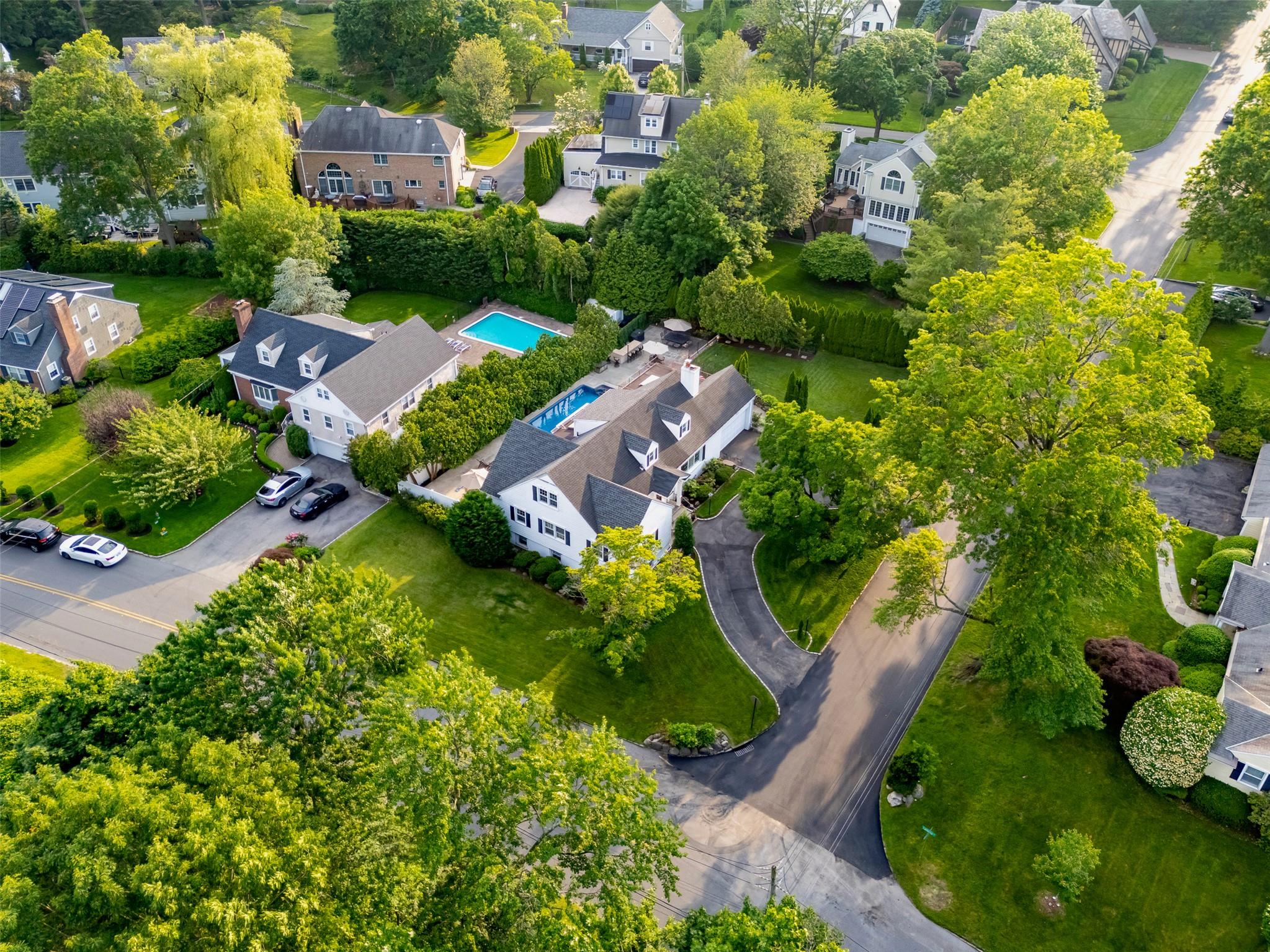 Buena Vista Road, Eastchester, New York - 5 Bedrooms  
3 Bathrooms  
9 Rooms - 