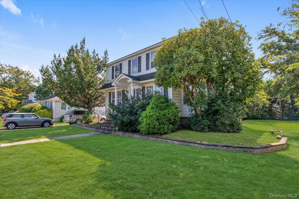 Photo of 34 Kingsland Place #Babylon, Babylon, NY 11702 (MLS # 1050985)