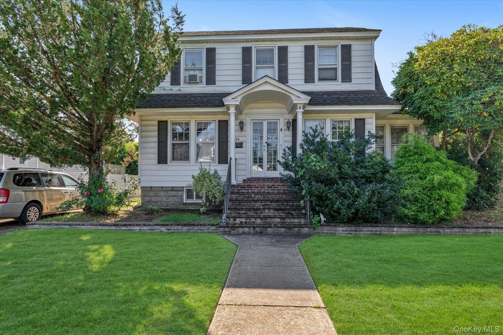 Photo of 34 Kingsland Place #Babylon, Babylon, NY 11702 (MLS # 1050985)