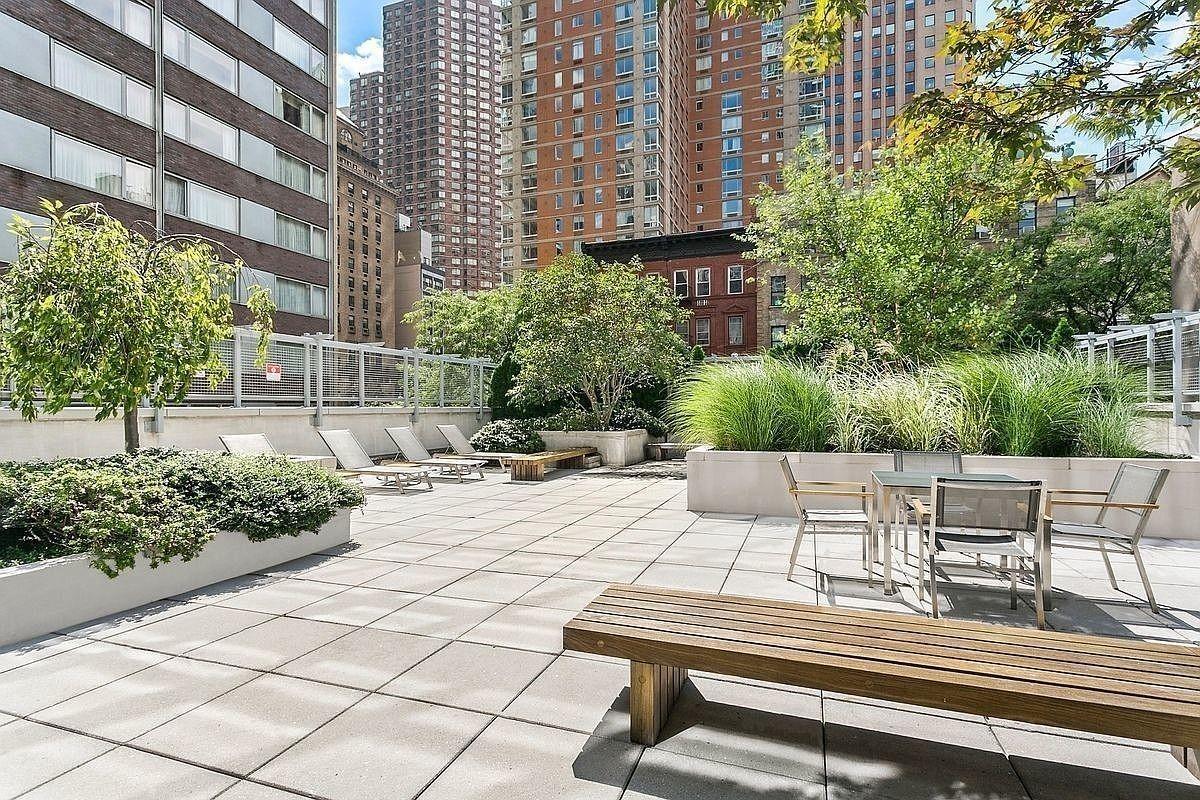 310 W 52 Street 29A