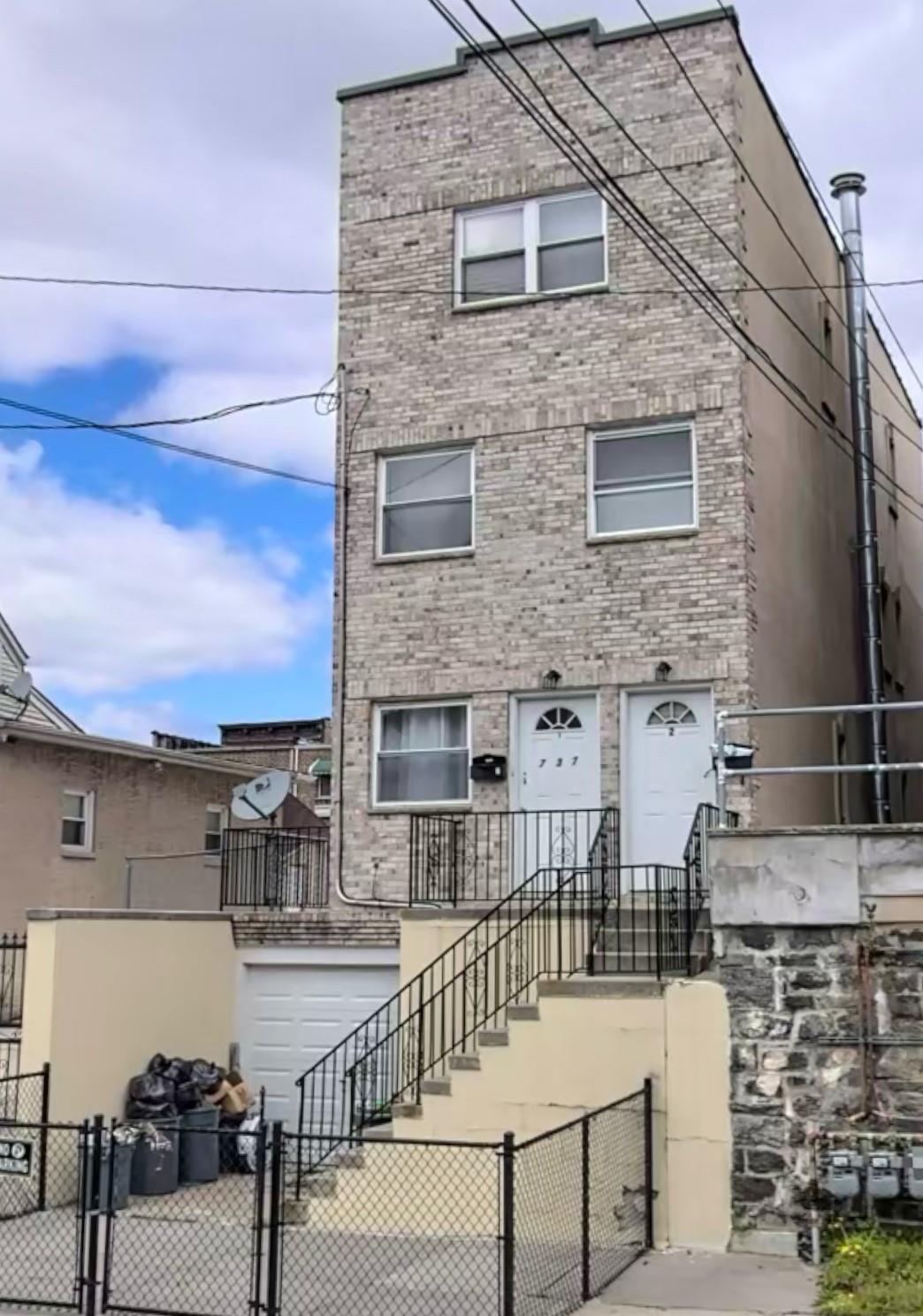 E 222nd Street 2, Bronx, New York - 2 Bedrooms  
1 Bathrooms  
5 Rooms - 
